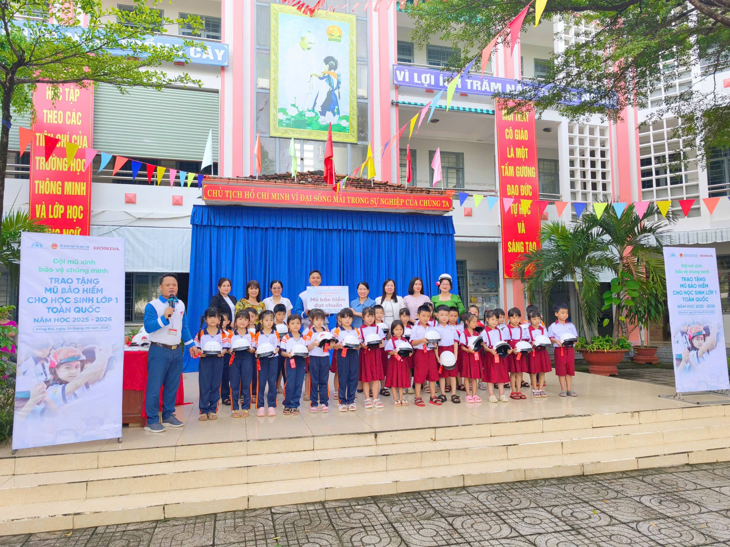 Nhà trường phối hợp với Công ty Honda tổ chức tuyên truyền An toàn giao thông cho CBGVNV và Học sinh năm học 2025-2026.